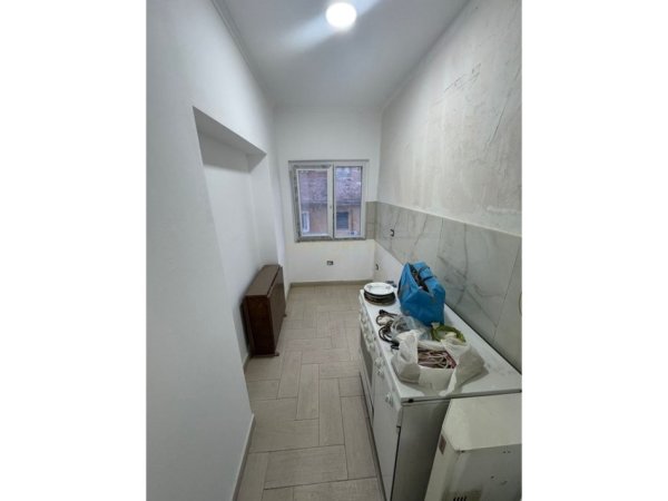 Tirane, jepet me qera apartament 2+1 Kati 4, 80 m² 600 € (Bllok)