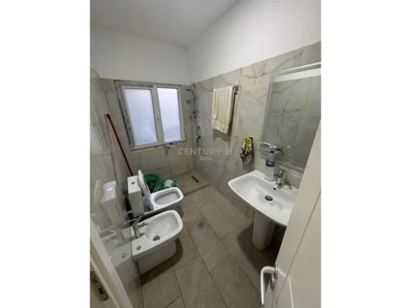 Tirane, jepet me qera apartament 2+1 Kati 4, 80 m² 600 € (Bllok)