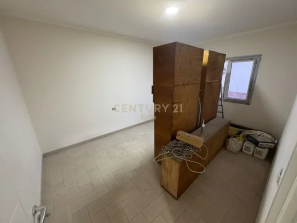 Tirane, jepet me qera apartament 2+1 Kati 4, 80 m² 600 € (Bllok)