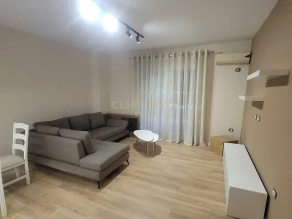 Tirane, jepet me qera apartament 1+1 Kati 1, 83 m² 550 € (KODRA E DIELLIT)