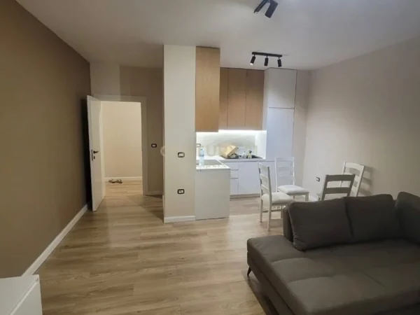 Tirane, jepet me qera apartament 1+1 Kati 1, 83 m² 550 € (KODRA E DIELLIT)