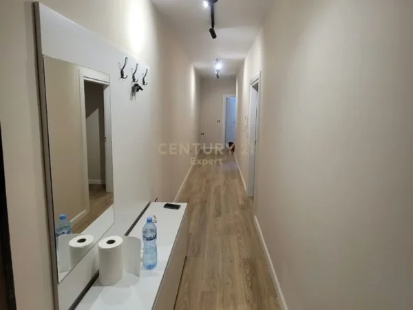 Tirane, jepet me qera apartament 1+1 Kati 1, 83 m² 550 € (KODRA E DIELLIT)