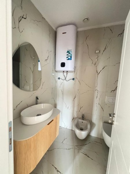 Tirane, jepet me qera zyre Kati 3, 131 m² 2.000 € (Lake View Residence)