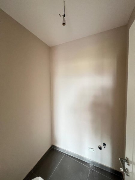 Tirane, jepet me qera zyre Kati 3, 131 m² 2.000 € (Lake View Residence)