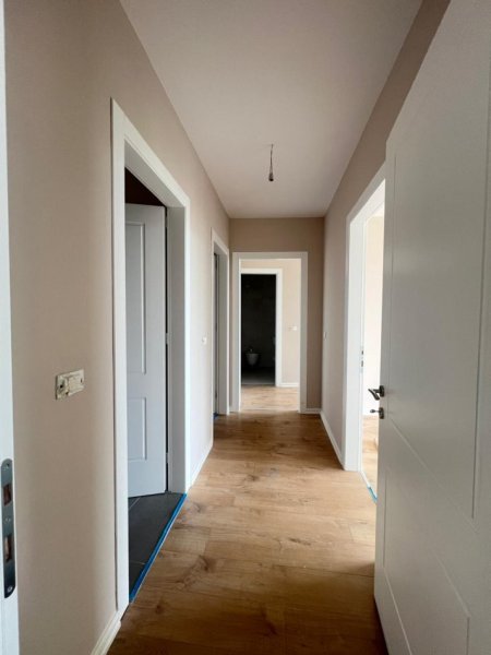 Tirane, jepet me qera zyre Kati 3, 131 m² 2.000 € (Lake View Residence)