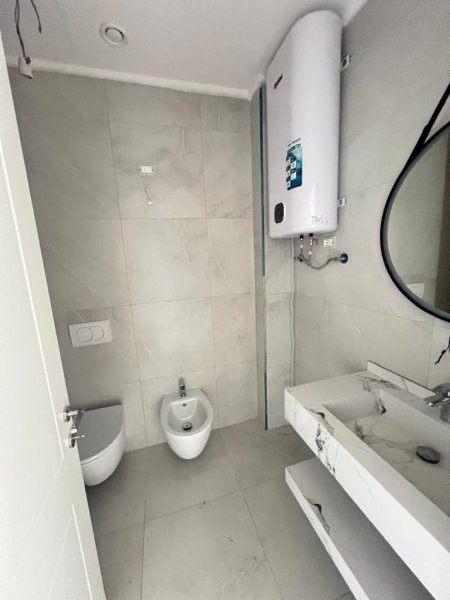 Tirane, jepet me qera zyre Kati 3, 131 m² 2.000 € (Lake View Residence)