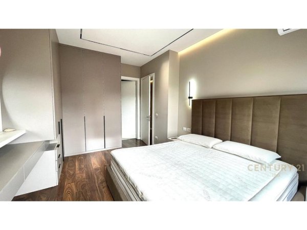 Tirane, jepet me qera apartament 3+1 Kati 5, 160 m² 2.000 € (Garden Building)