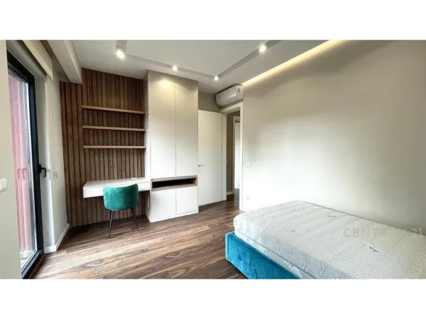 Tirane, jepet me qera apartament 3+1 Kati 5, 160 m² 2.000 € (Garden Building)