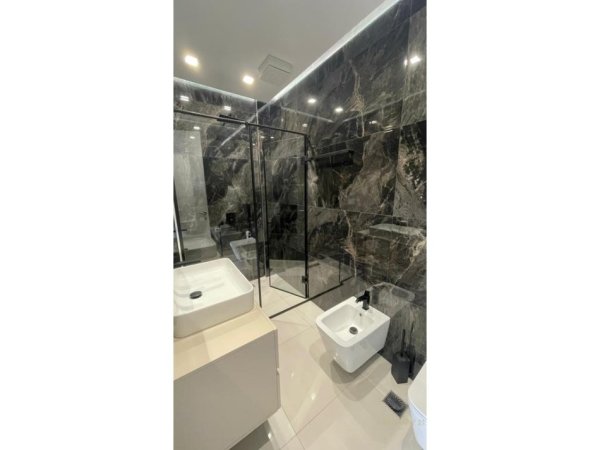 Tirane, jepet me qera apartament 3+1 Kati 5, 160 m² 2.000 € (Garden Building)