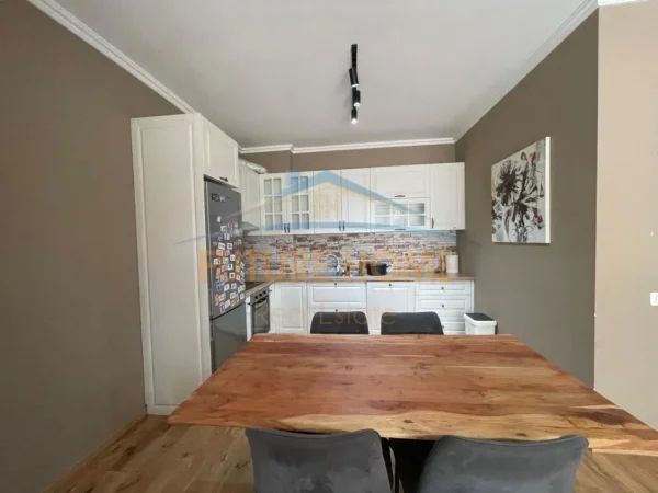 Tirane, jepet me qera apartament 2+1 Kati 3, 108 m² 1.000 € (Kopshti Botanik , Prane Xhamise Selite)