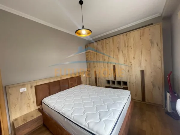 Tirane, jepet me qera apartament 2+1 Kati 3, 108 m² 1.000 € (Kopshti Botanik , Prane Xhamise Selite)