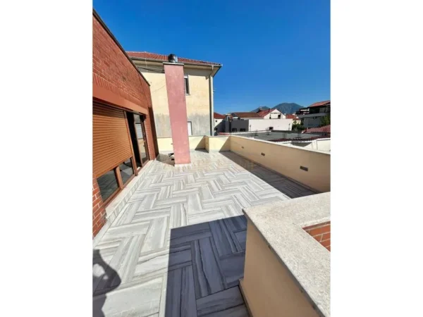 Tirane, jepet me qera Vile 4+1 Kati 0, 192 m² 1.200 € (KODRA E PRIFTIT)