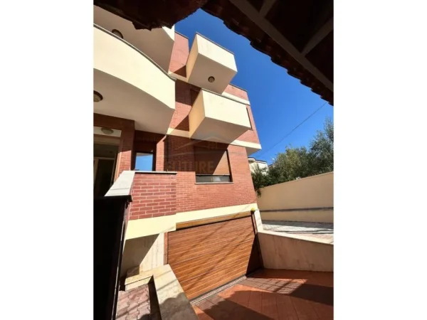 Tirane, jepet me qera Vile 4+1 Kati 0, 192 m² 1.200 € (KODRA E PRIFTIT)