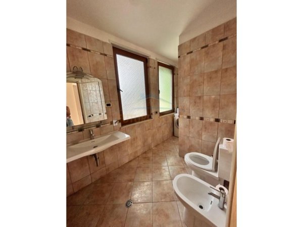 Tirane, jepet me qera Vile 4+1 Kati 0, 192 m² 1.200 € (KODRA E PRIFTIT)