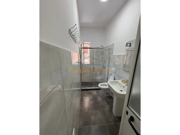 Tirane, jepet me qera zyre Kati 1, 70 m² 600 € (MYSLYM SHYRI)