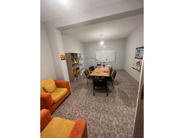 Tirane, jepet me qera zyre Kati 1, 70 m² 600 € (MYSLYM SHYRI)