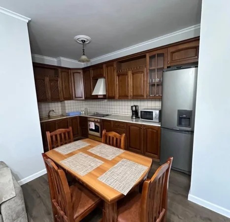 Tirane, jepet me qera apartament 2+1+Aneks+Ballkon Kati 6, 129 m² 900 € (blloku)