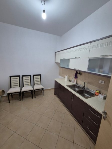Tirane, jepet me qera apartament 1+1 Kati 2, 50 m² 450 € (yzberisht)