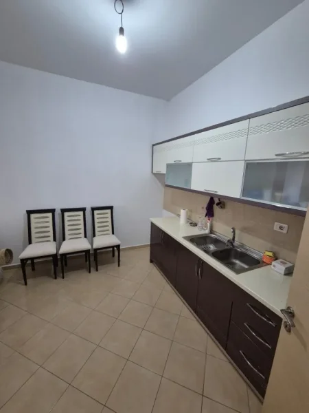 Tirane, jepet me qera apartament 1+1 Kati 2, 50 m² 450 € (yzberisht)