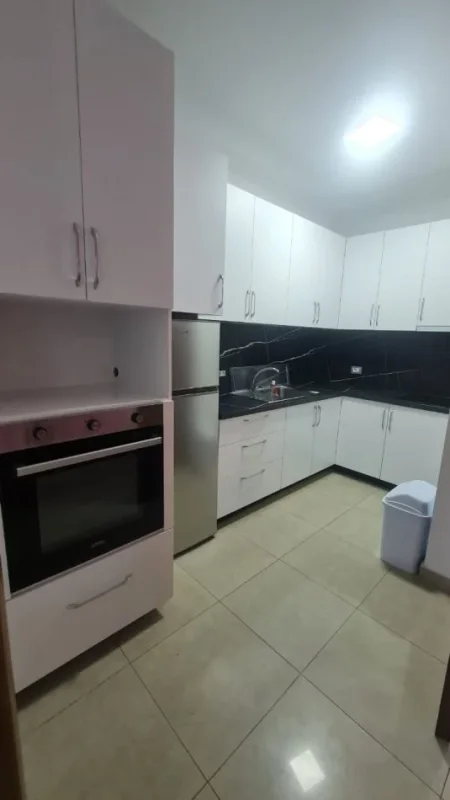 Tirane, jepet me qera apartament 3+1 Kati 4, 800 € 
