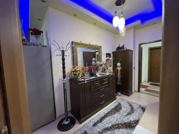 Tirane, jepet me qera apartament 2+1 Kati 5, 98 m² 500 € (Yzberisht , Prane Nela 6)