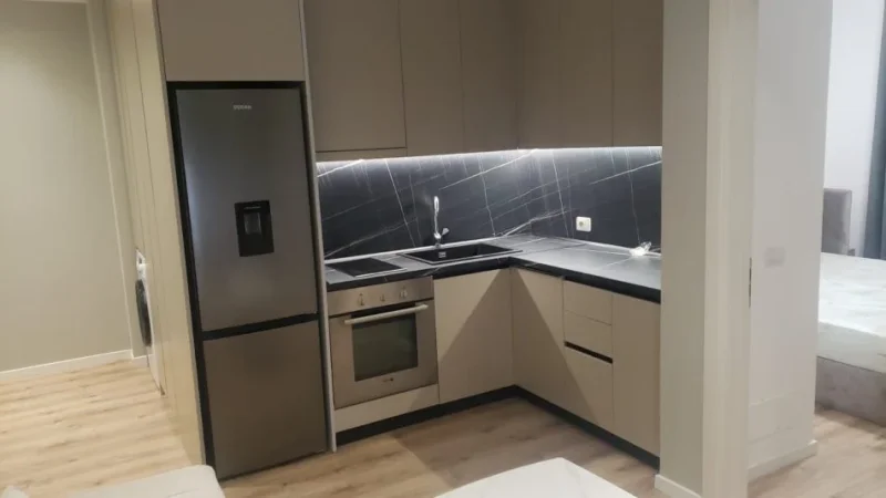 Tirane, jepet me qera apartament 1+1 Kati 4. 550 € (Kupola)