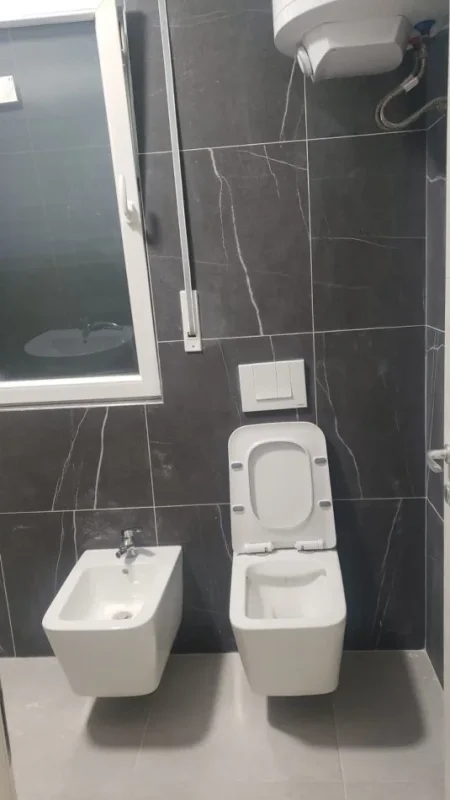 Tirane, jepet me qera apartament 1+1 Kati 4. 550 € (Kupola)