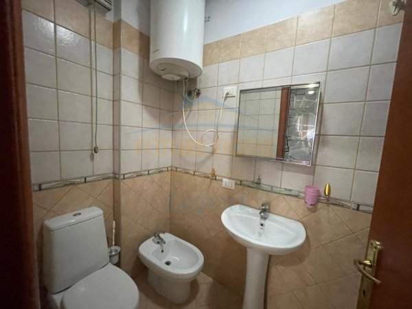 Tirane, jepet me qera apartament 3+1 Kati 5, 840 € (Komuna e Parisit, Kompleksi Kika)