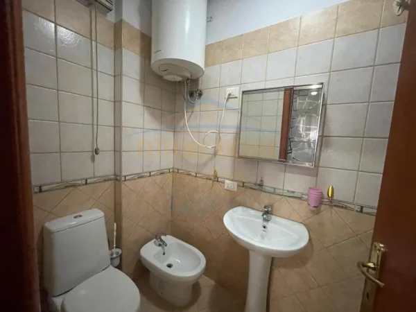 Tirane, jepet me qera apartament 3+1 Kati 5, 840 € (Komuna e Parisit, Kompleksi Kika)