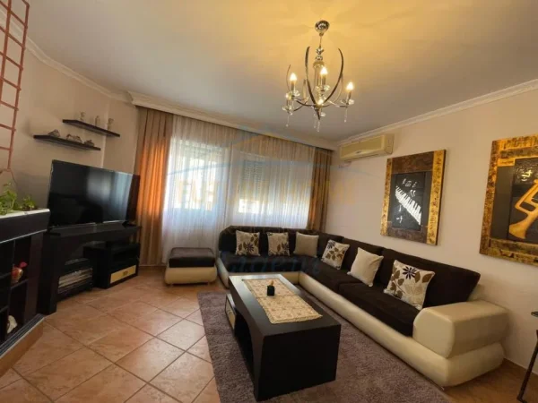 Tirane, jepet me qera apartament 3+1 Kati 5, 840 € (Komuna e Parisit, Kompleksi Kika)