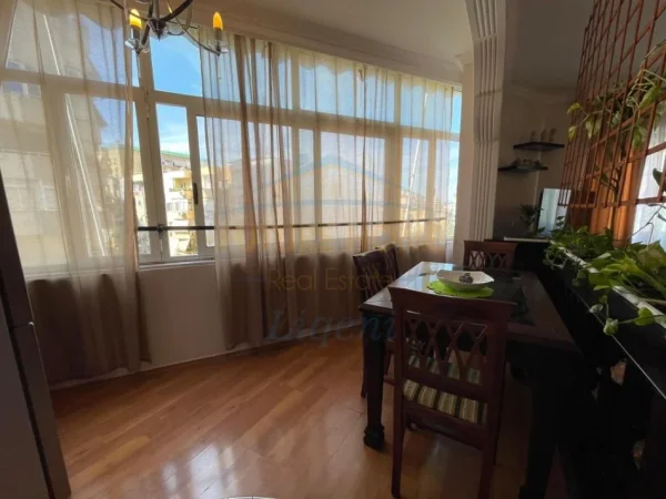 Tirane, jepet me qera apartament 3+1 Kati 5, 840 € (Komuna e Parisit, Kompleksi Kika)