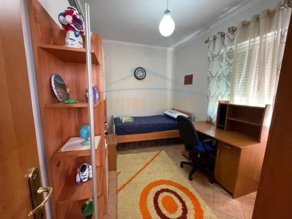 Tirane, jepet me qera apartament 3+1 Kati 5, 840 € (Komuna e Parisit, Kompleksi Kika)