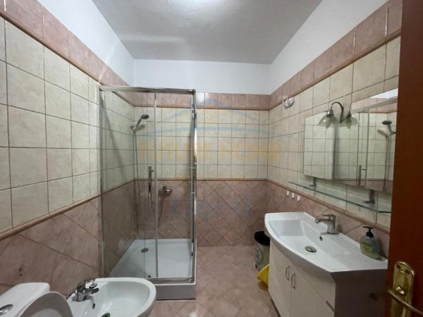 Tirane, jepet me qera apartament 3+1 Kati 5, 840 € (Komuna e Parisit, Kompleksi Kika)