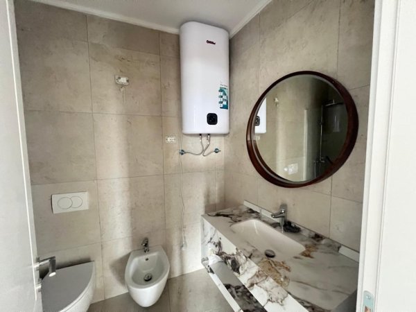 Tirane, jepet me qera zyre Kati 3, 130 m² 2.000 € (Lake View Residence)