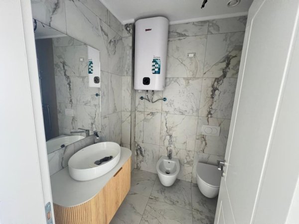 Tirane, jepet me qera zyre Kati 3, 130 m² 2.000 € (Lake View Residence)