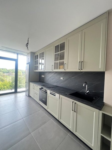 Tirane, jepet me qera zyre Kati 3, 130 m² 2.000 € (Lake View Residence)