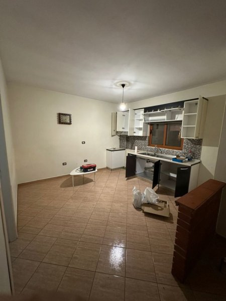 Tirane, jepet me qera apartament 1+1 Kati 2, 70 m² 300 € (siri kodra)