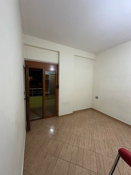 Tirane, jepet me qera apartament 1+1 Kati 2, 70 m² 300 € (siri kodra)