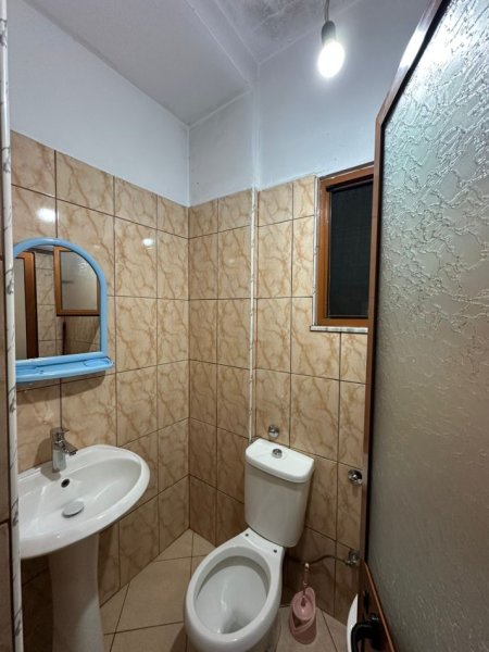 Tirane, jepet me qera apartament 1+1 Kati 2, 70 m² 300 € (siri kodra)