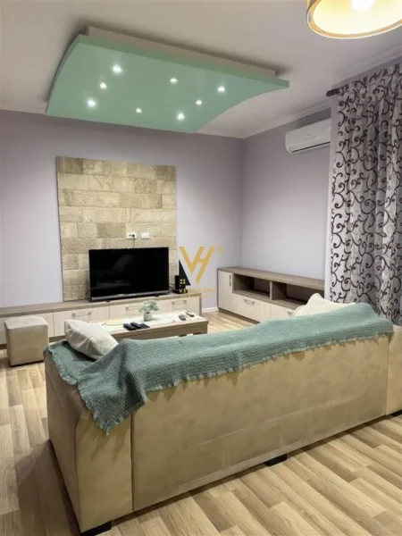 Tirane, jepet me qera apartament 1+1+Ballkon Kati 6, 65 m² 650 € (PAZARI I RI)