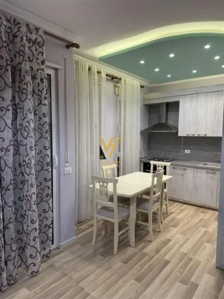 Tirane, jepet me qera apartament 1+1+Ballkon Kati 6, 65 m² 650 € (PAZARI I RI)