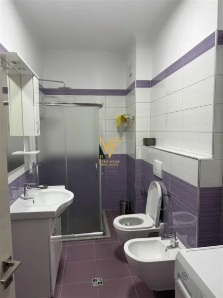 Tirane, jepet me qera apartament 1+1+Ballkon Kati 6, 65 m² 650 € (PAZARI I RI)