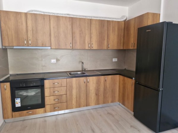 Tirane, jepet me qera apartament 1+1 Kati 1, 350 € (Kombinat)