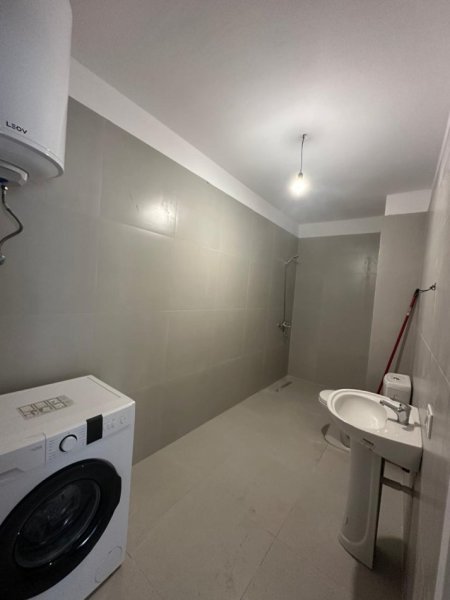 Tirane, jepet me qera apartament 1+1 Kati 1, 350 € (Kombinat)