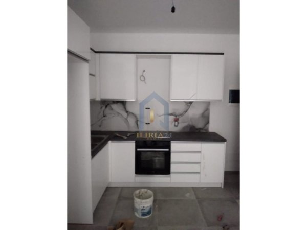 Tirane, shitet apartament 2+1+Ballkon Kati 4, 84 m² 106.000 € (Univers City QTU)