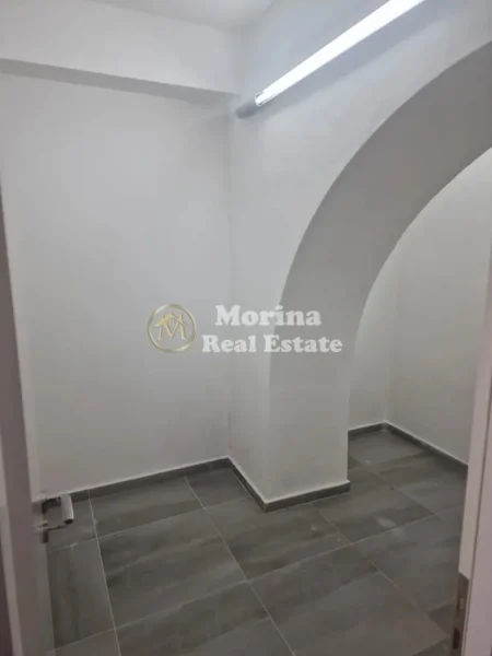 Tirane, jepet me qera ambjent biznesi Kati 0, 30 m² 450 € (Rruga Fortuzi)