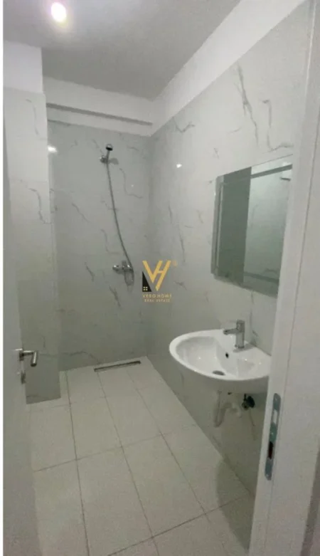 Tirane, jepet me qera apartament 2+1+Ballkon Kati 7, 98 m² 500 € (UNIVERS CITY)