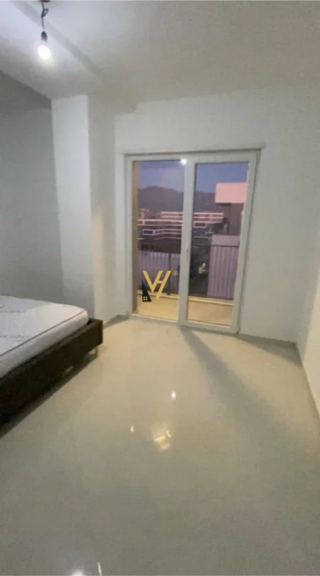 Tirane, jepet me qera apartament 2+1+Ballkon Kati 7, 98 m² 500 € (UNIVERS CITY)