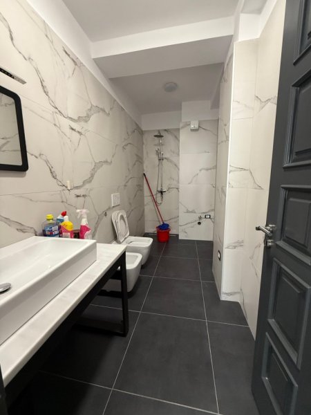 Tirane, jepet me qera apartament 2+1+Ballkon Kati 8, 112 m² 850 € (Komuna e Parisit)