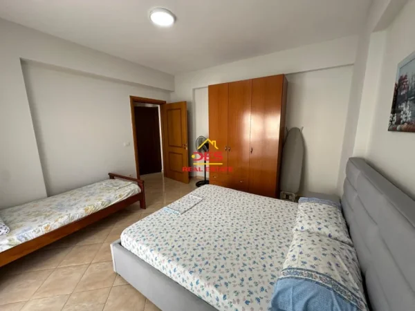 Vlore, jepet me qera apartament 1+1+Ballkon Kati 5, 70 m² 250 € (Rruga murat Tërbaçi)